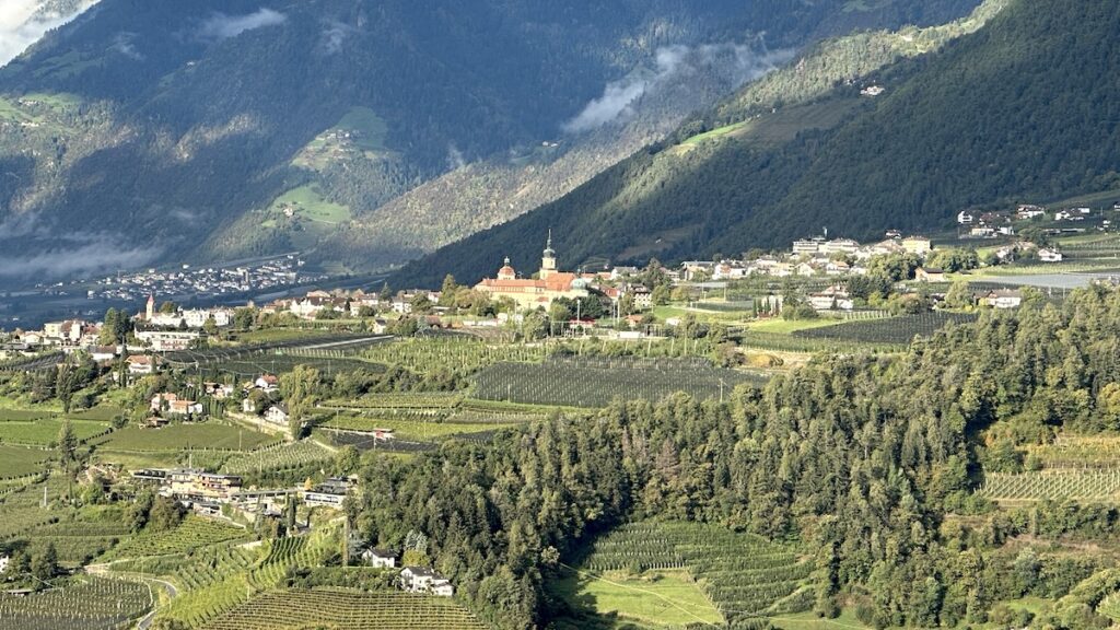 Balkonblick auf Dorf Tirol gezoomt