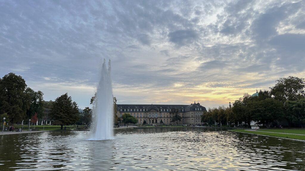 Neues Schloss und Eckensee mit Wasserfontäne im Abendlicht