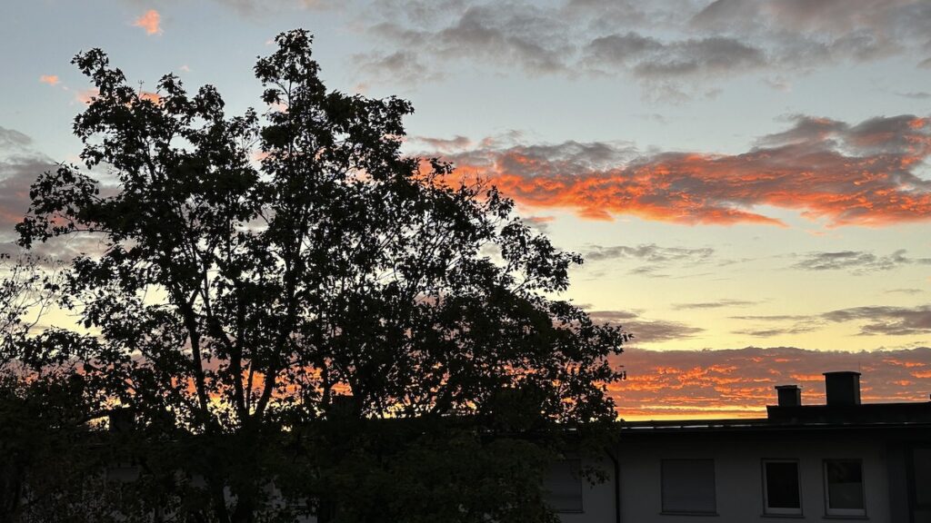 Farbenfroher roter Sonnenaufgang vor meinem Schlafzimmer