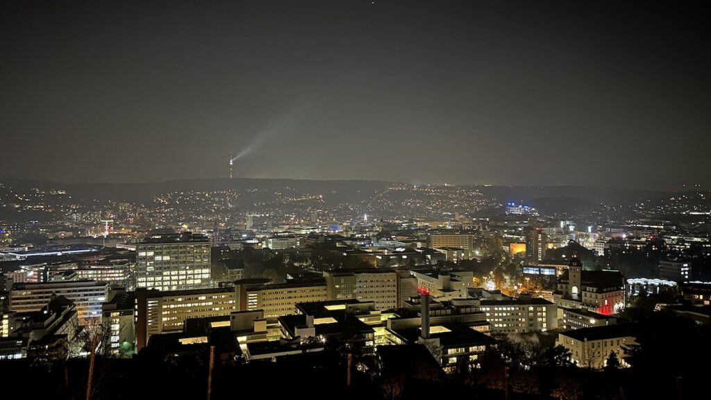 Stuttgart mit Fernsehturm bei Nacht