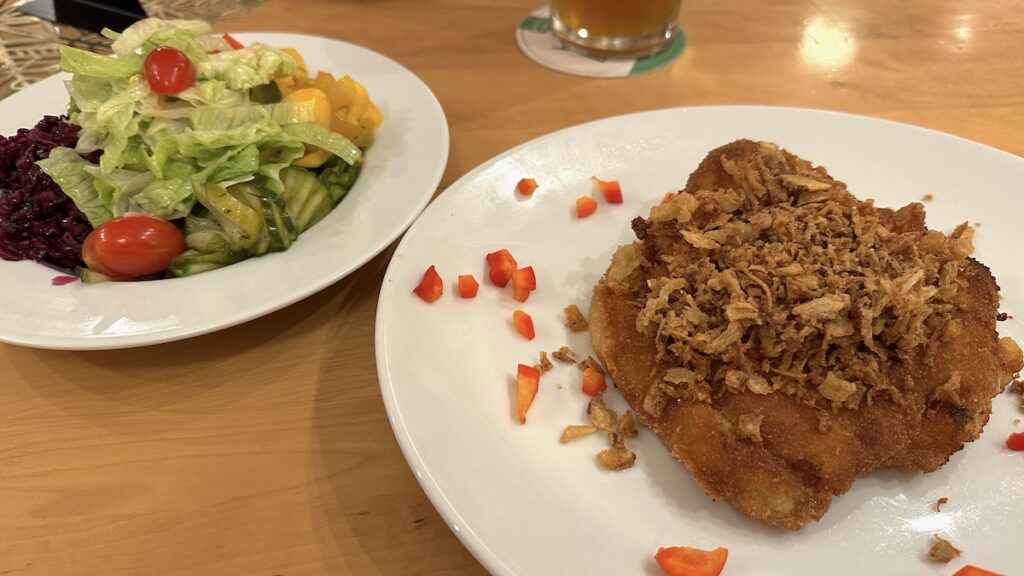 Hütten Cordon bleu mit Salat statt Pommes