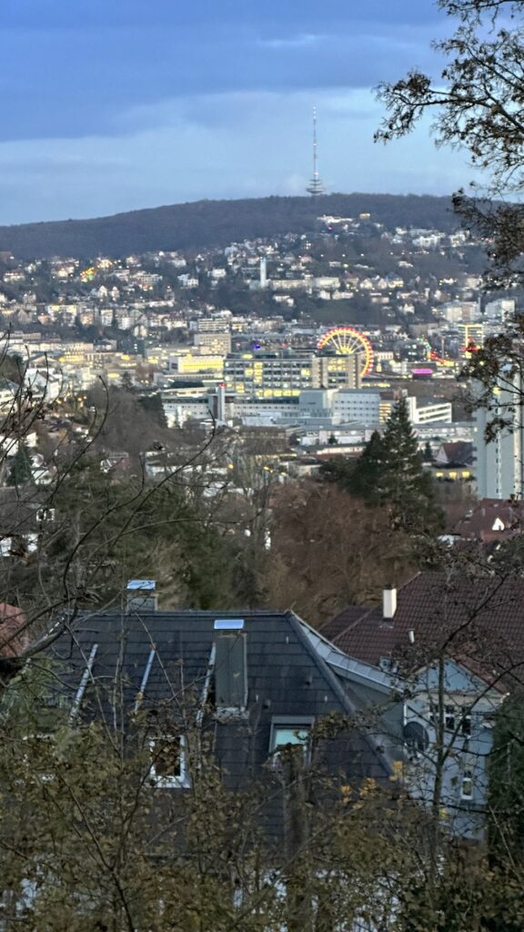 Das Riesenrad beginnt zu leuchten