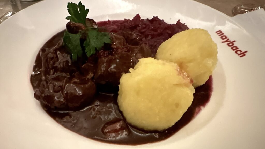 Hirschragout in Schokoladen-Chili-Sauce mit Kartoffelknödel und Blaukraut