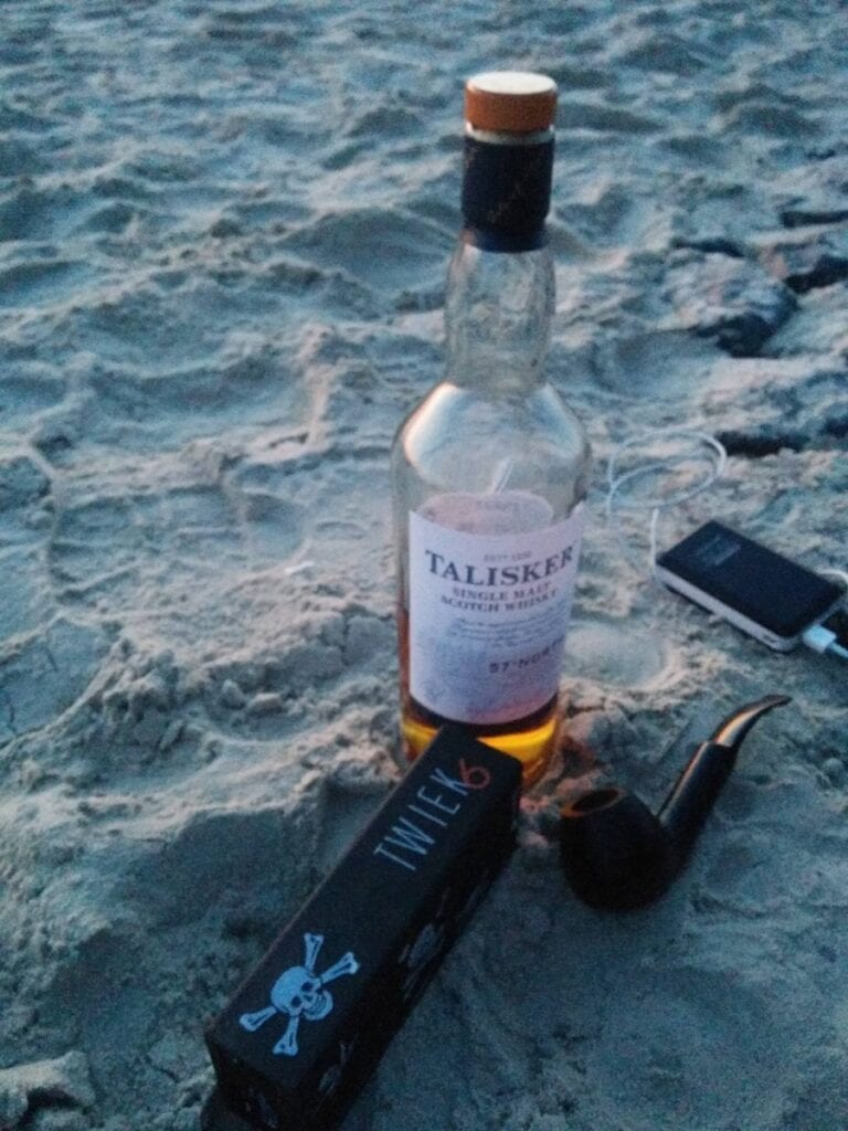 Whisky und Pfeife am Strand von Norderney