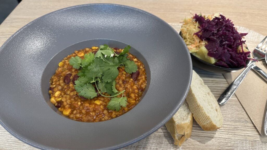 Veganes Linsenchili mit Beilagensalat