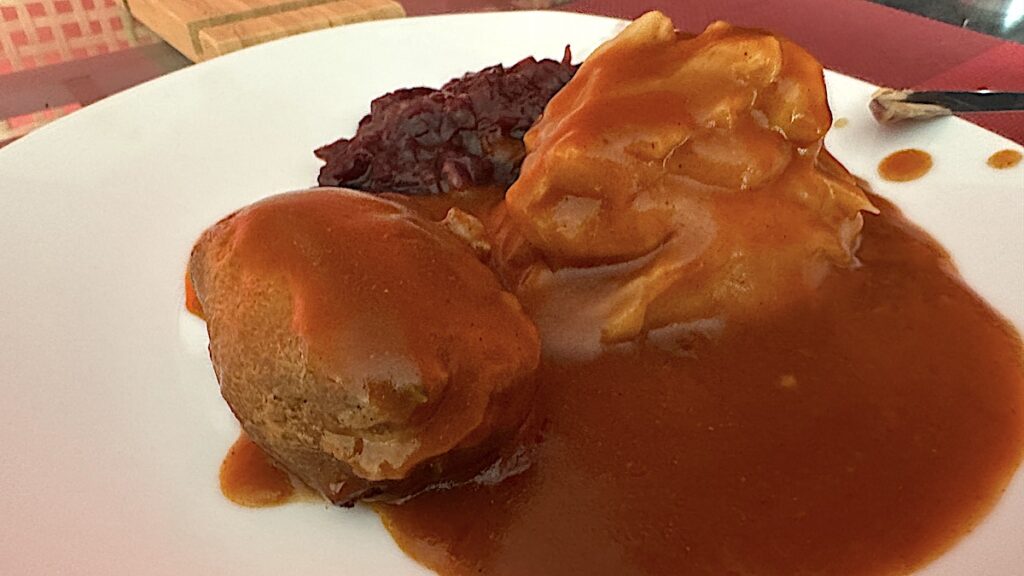 Fertig-Schweine-Roulade mit Kartoffelbrei und Rotkohl