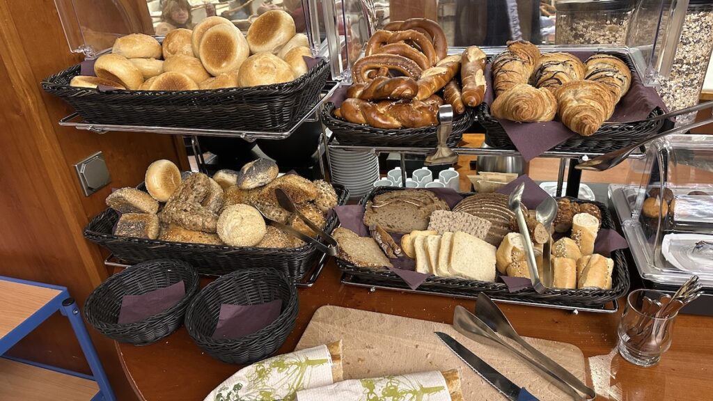 Brot- und Brötchenauswahl zum Frühstück im Hotel Atrium Passau