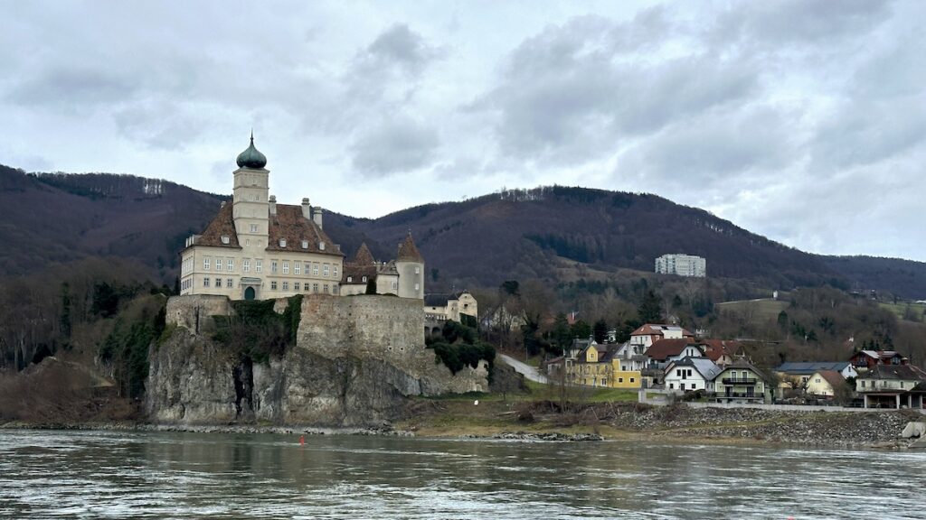 Eine kleine Burg an der Donau