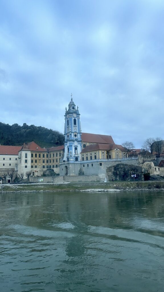 Die blaue Kirche von Dürnstein durchs Fenster fotografiert