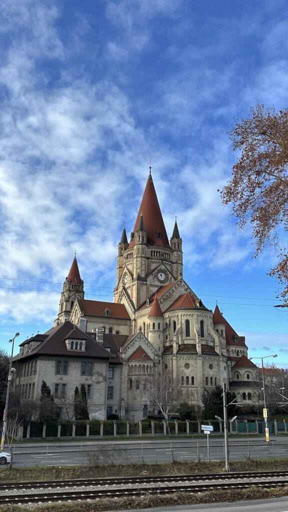 Katholische Kirche St. Franziskus von Assisi in der Nähe des Anlegers in Wien