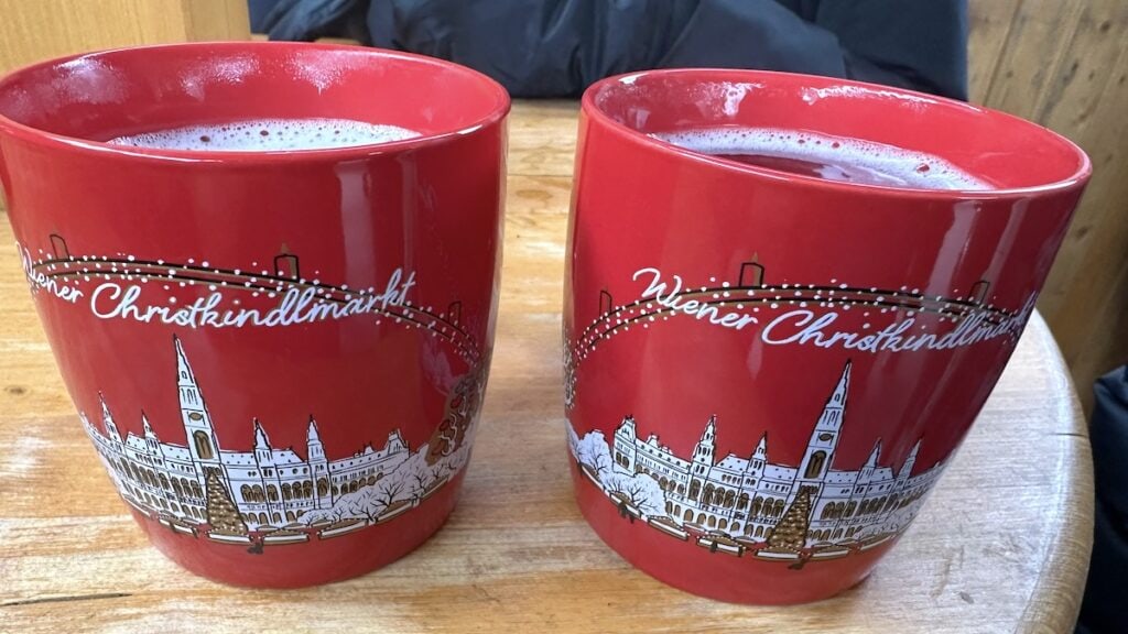 Zwei Tassen Roesglühwein in Wien