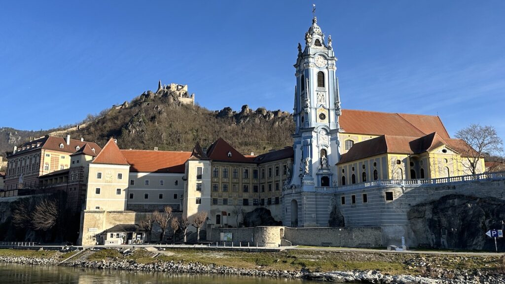 Dürnstein mit der blauen Kirche von der Donau aus