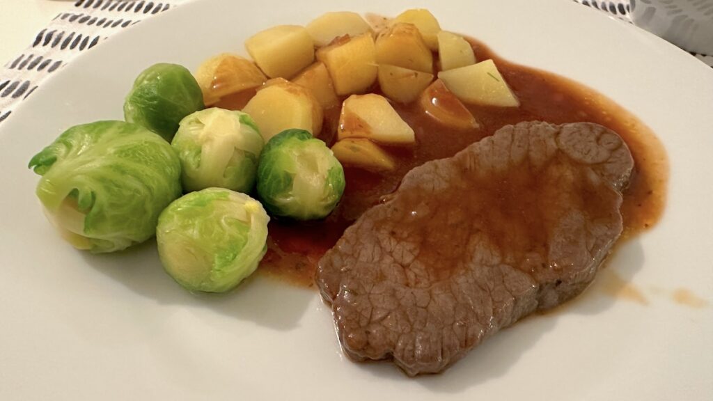 Minutensteak vom Rind, Salzkartoffeln und Rosenkohl