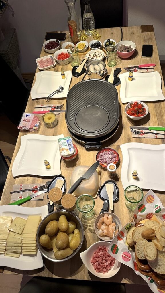 Fast fertig für Silvester-Raclette 2025 eingedeckter Tisch, allerdings nur fast...