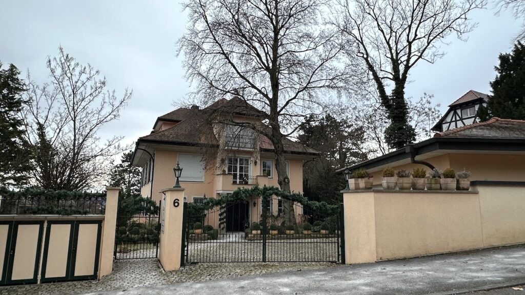 Was für ein wunderschönes großes Haus auf dem Killesberg