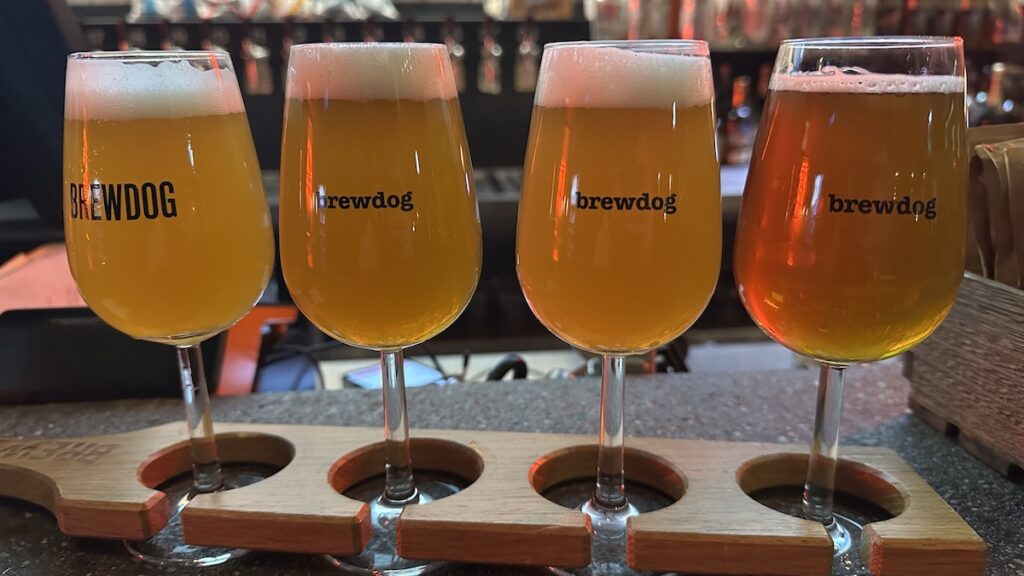 Mein Flightdeck mit 4 Bieren a ,175 l im Brewdog Wiesbaden