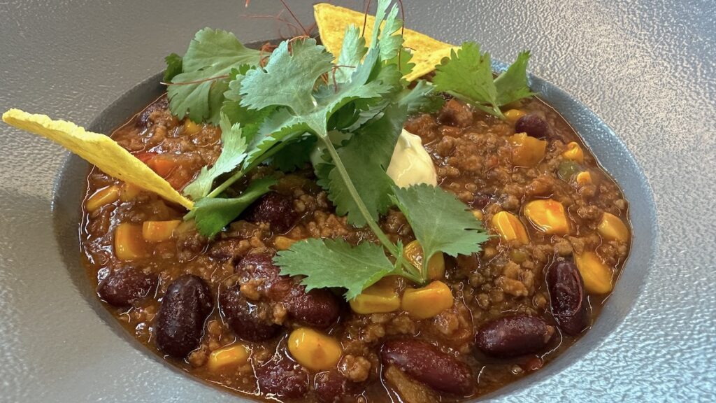 Chili con Carne mit Koriander im Betriebsrestaurant