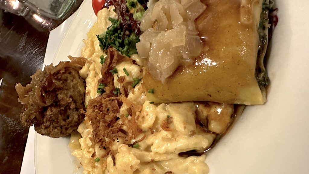 Leckere "Schwabenreise" mit Fleischküchle, Maultasche, Kässpätzle und Kartoffelsalat im Amadeus