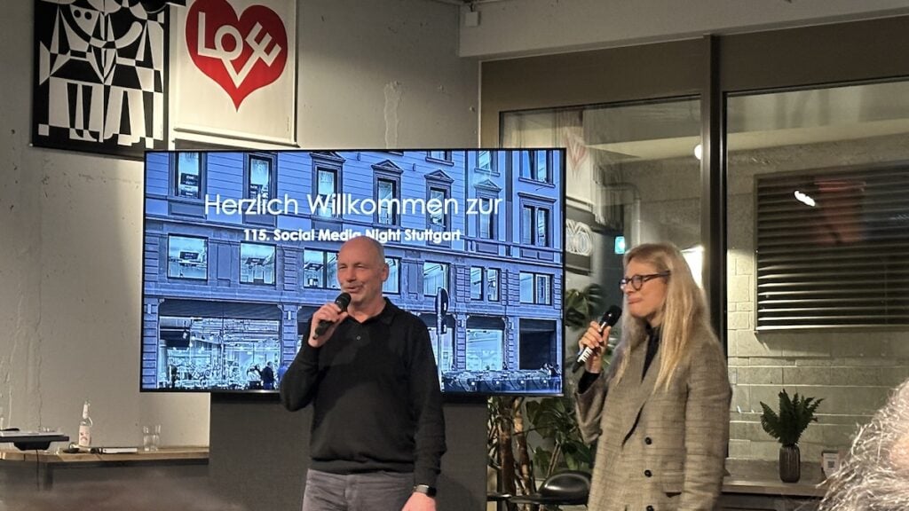 Markus Besch und Emma von Bergenspitz bei der Begrüßung zur 115. Social Media Night Stuttgart