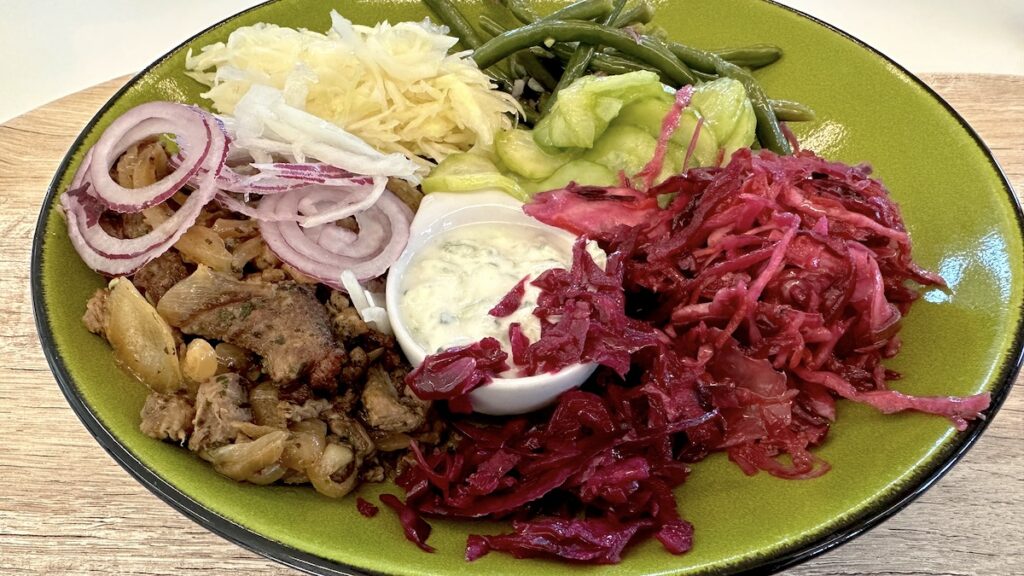 Leckeres Putengyros mit Salat im Betriebsrestaurant