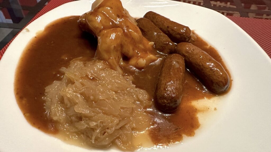 "Rostbratwürstchen mit Kartoffelbrei und Sauerkraut" (Fertiggericht)