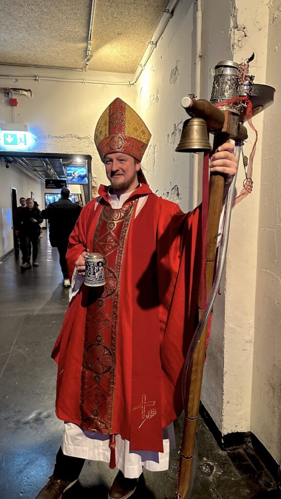 Der "Bierschoff" Tobias kurz vor der Segnung des Bierfasses