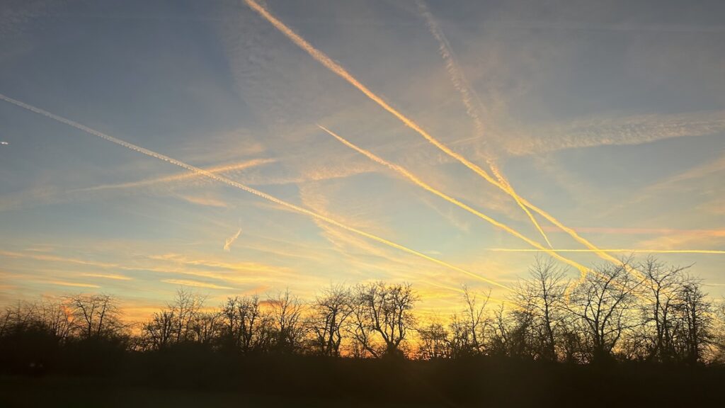 Sonnenuntergang mit Kondensstreifen bei Leipzig