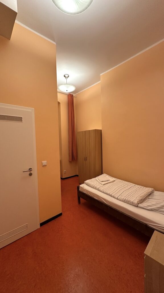 Mein Zimmer im Happy Go Lucky Hostel Berlin, von mir auch Knastzelle genannt