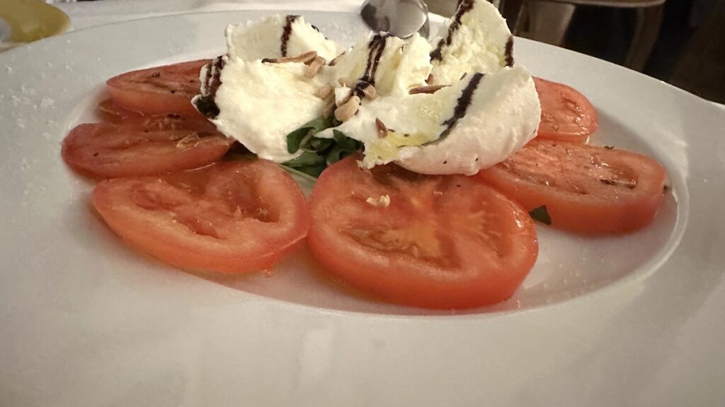 Caprese Salat mit Kirschtomaten und Büffelmozzarella