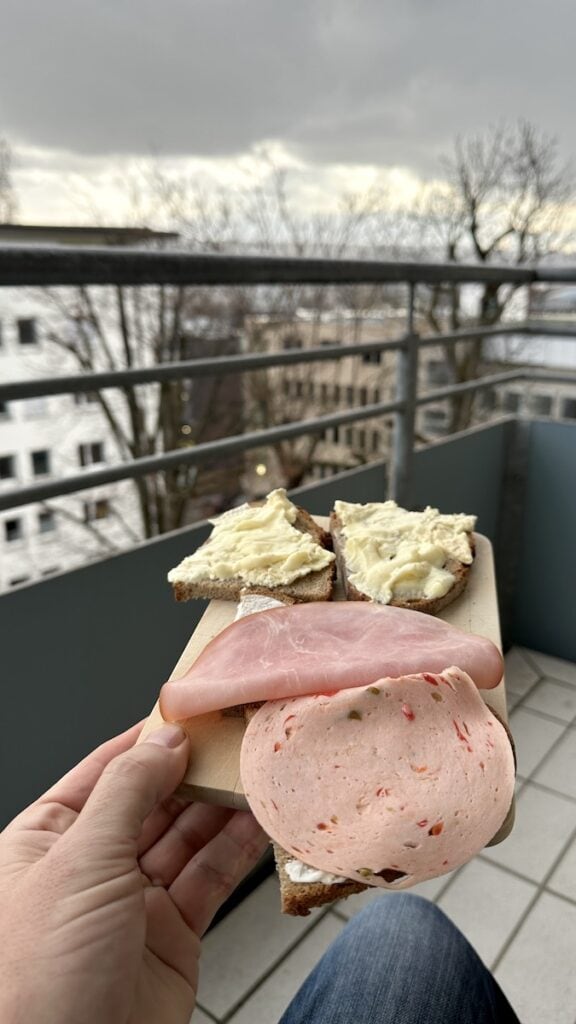 Schnelle Brote auf dem Balkon in der Mittagspause