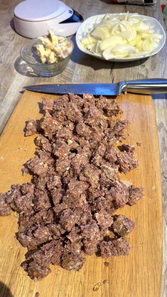 Dosenrindfleisch und Zwiebeln in the Making