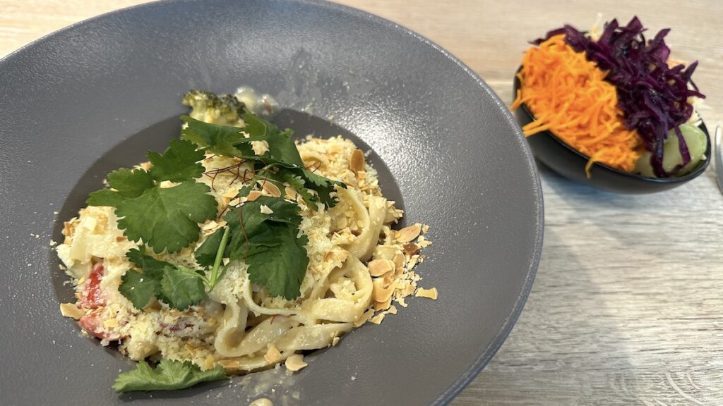 Pasta mit Chili-Soja-Rahm und Beilagensalat im Betriebsrestaurant