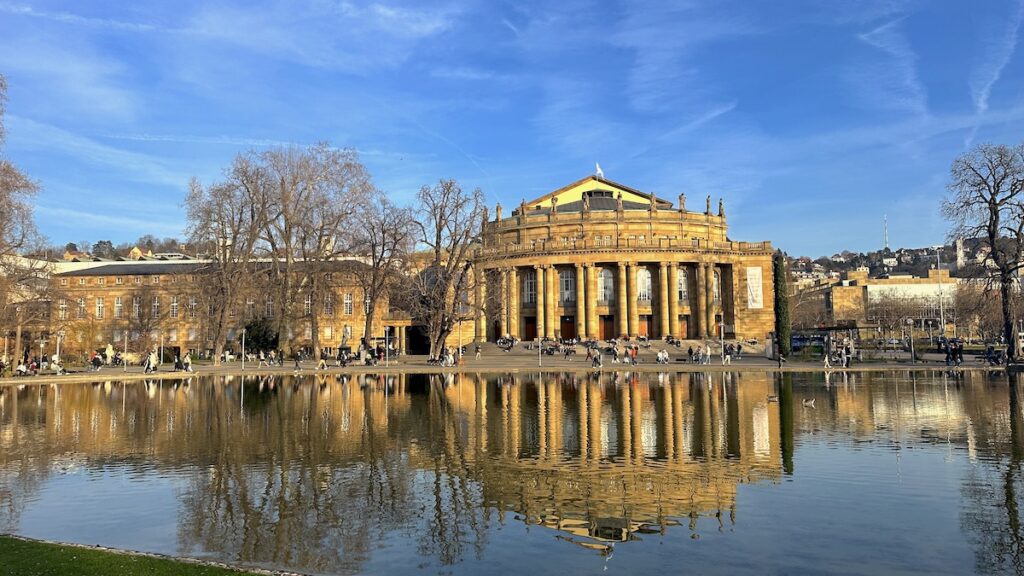 Die Oper in Stuttgart spiegelt sich im Eckensee