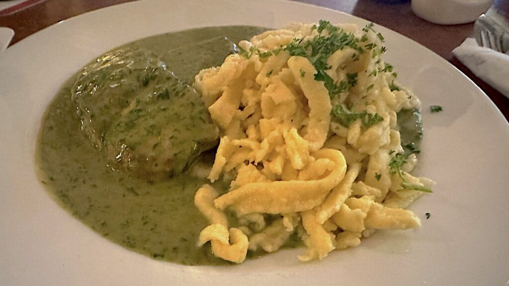 Bärlauch-Rahn-Schnitzel mit Spätzle im Schlesinger