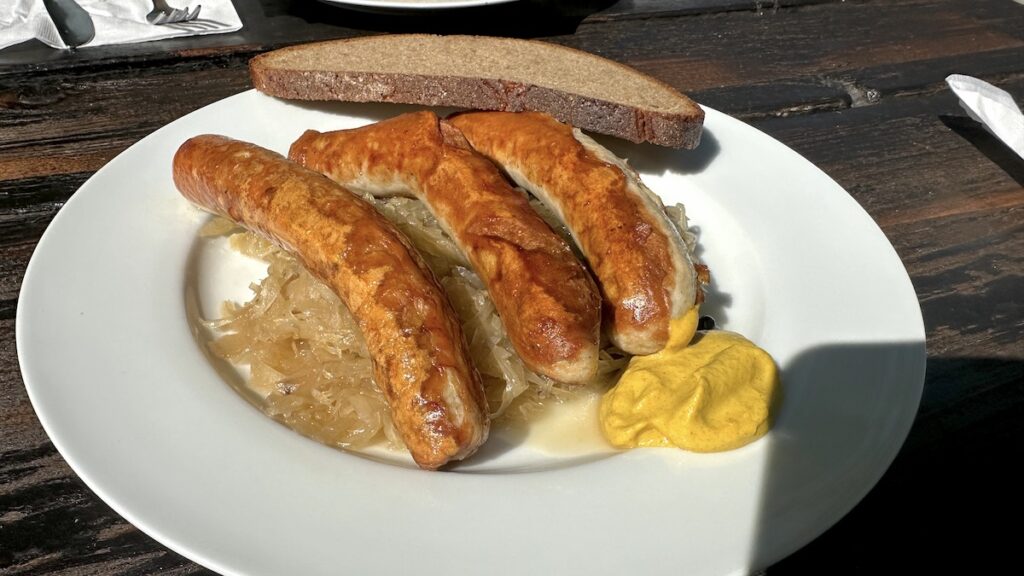 Fränkische Bratwürste auf Kraut auf dem Griess Keller