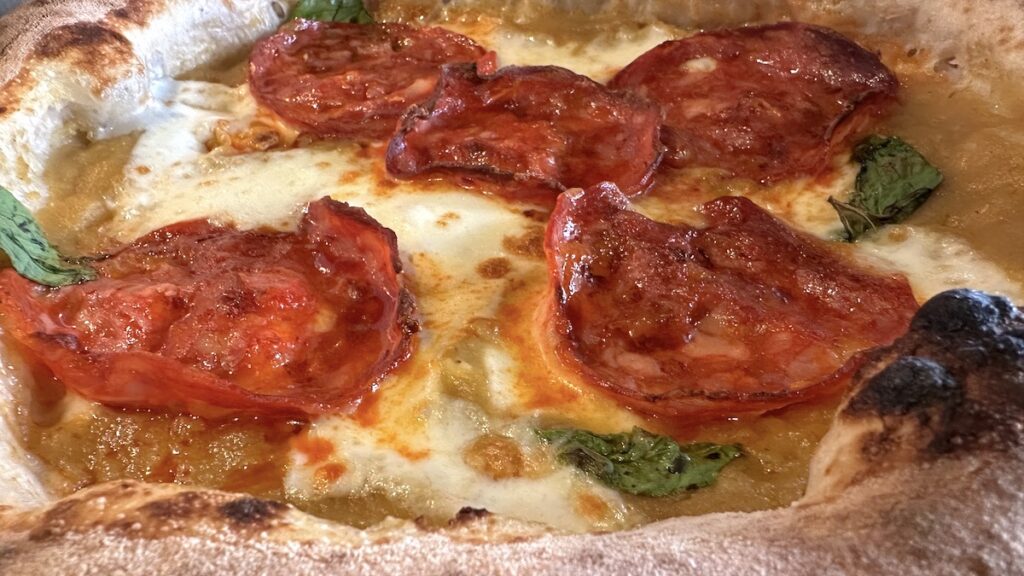 Leckere Pizza im Italo Disco