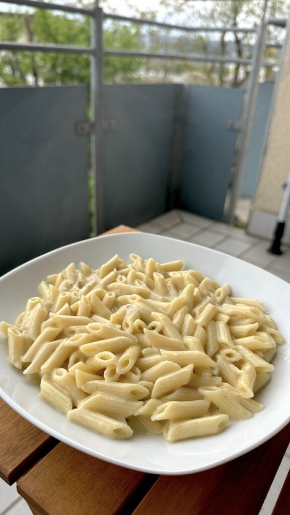 Nudeln mit Käsesauce auf dem Balkon