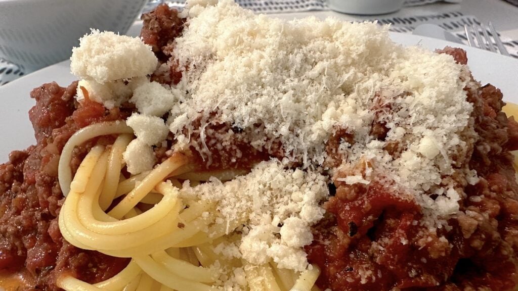 Spaghetti Bolognese mit Parmesan