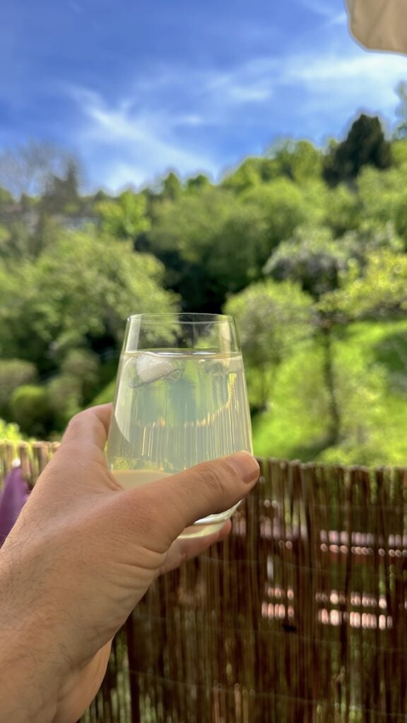 Limoncello Spritz mit Ausblick vom Balkon im Laufe des Nachmittags