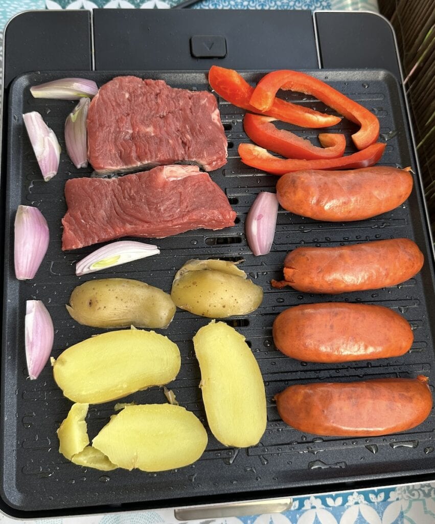 Angrillen! Rind, Chorizo, Kartoffeln, Paprika und Zwiebeln auf dem Elektrogrill
