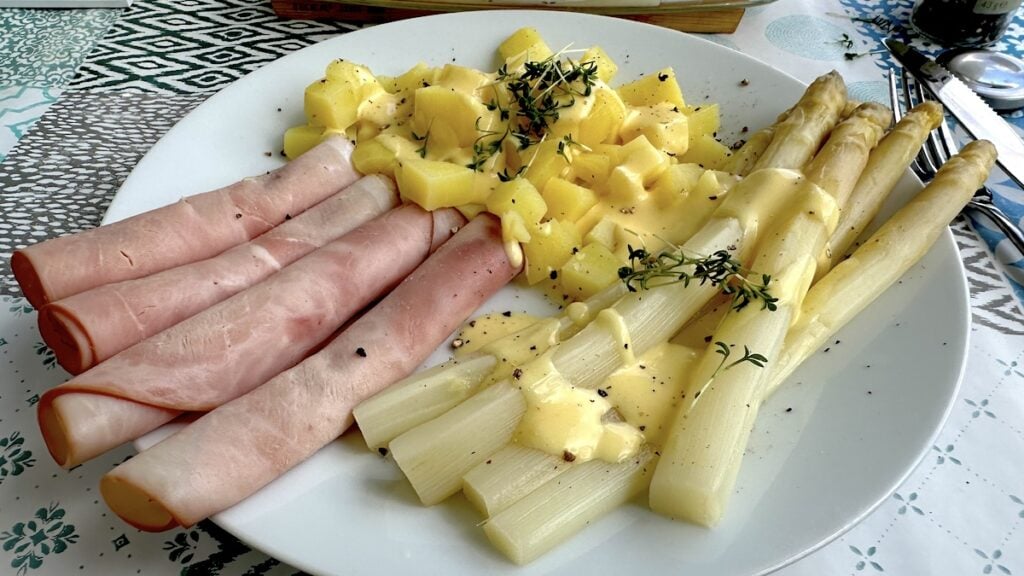 Spargel, Schinken und Kartoffeln mit Sauce hollandaise