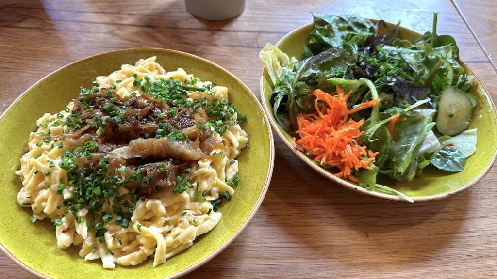 Kässpätzle und Beilagensalat in der Garbe