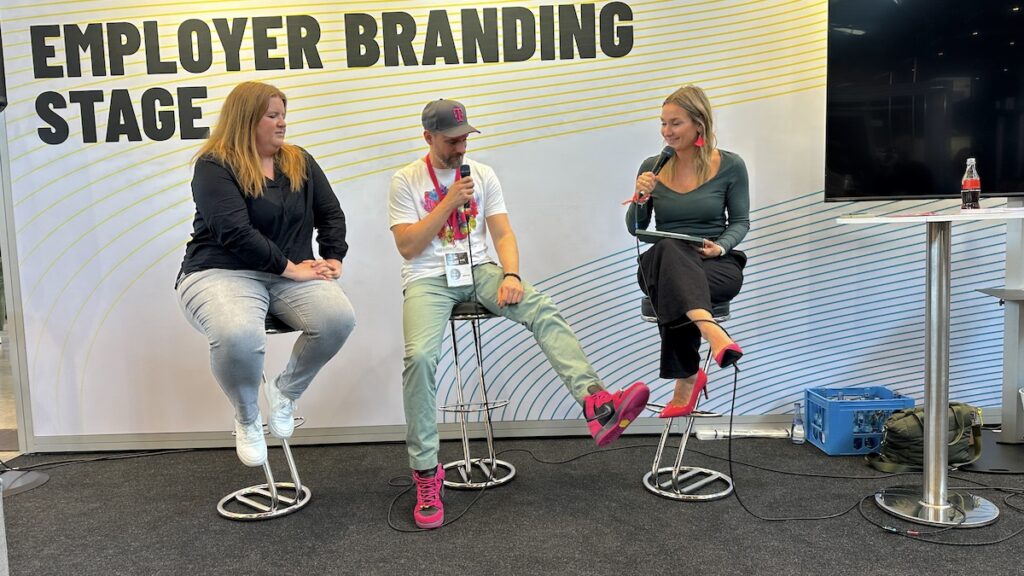Alina Freiberg, Alex Luyken und Sophie Rickmann auf der Employer Branding Stage (und mit Schuhfarbenvergleich von Alex und Sophie :))