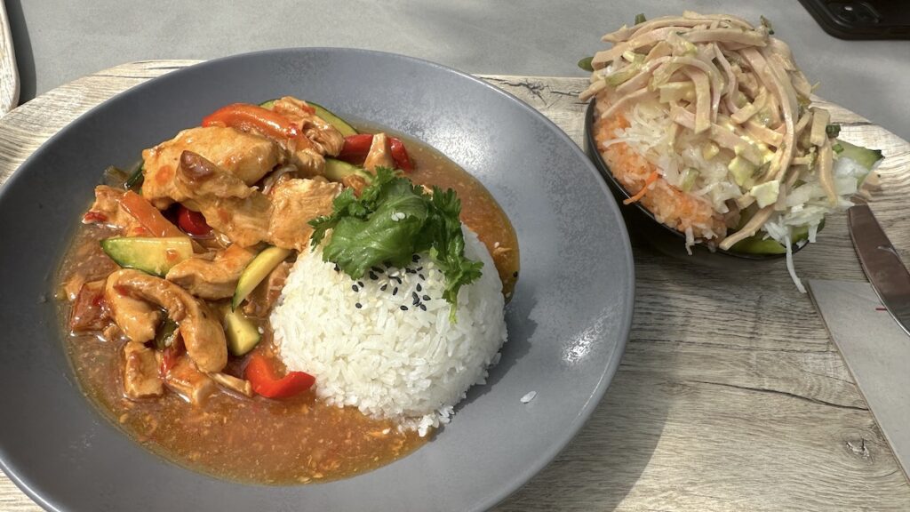 Hähnchen süß-sauer mit Reis und Beilagensalat im Betriebsrestaurant