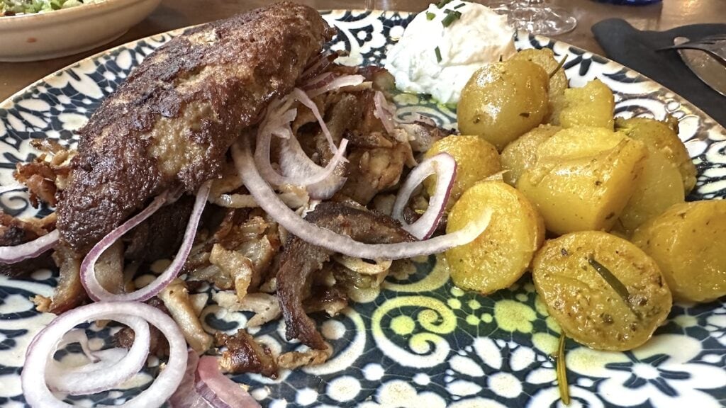 Gyros, Bifteki, Kartoffeln 