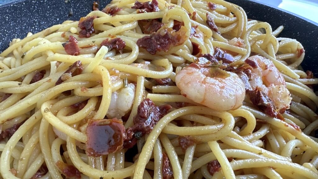 Spaghetti mit Shrimps und getrockneten Tomaten