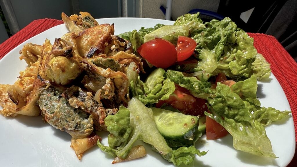 Maultaschen gebraten mit Ei und Salat