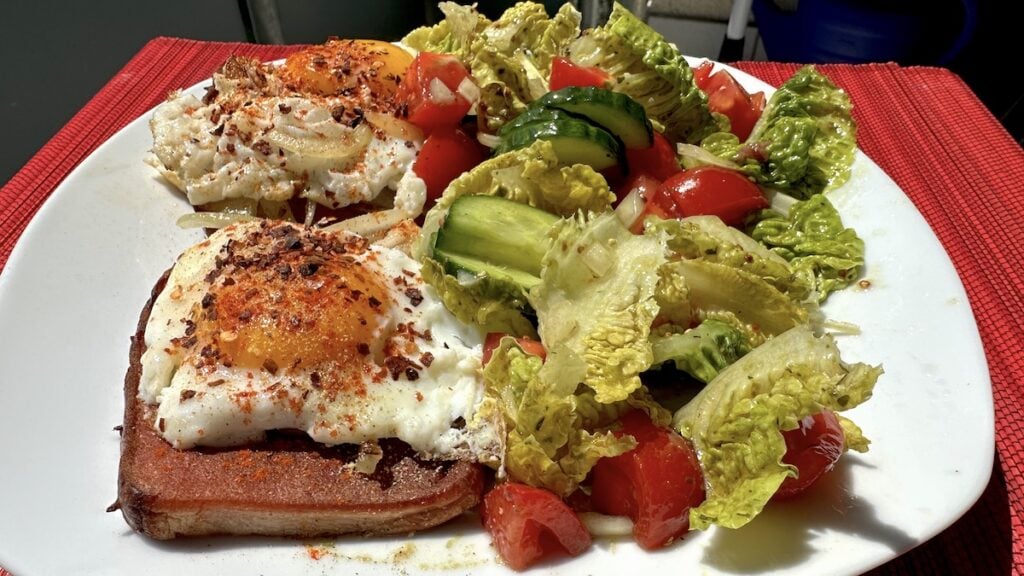 Gebratener Fleischkäse mit Spiegelei und Beilagensalat