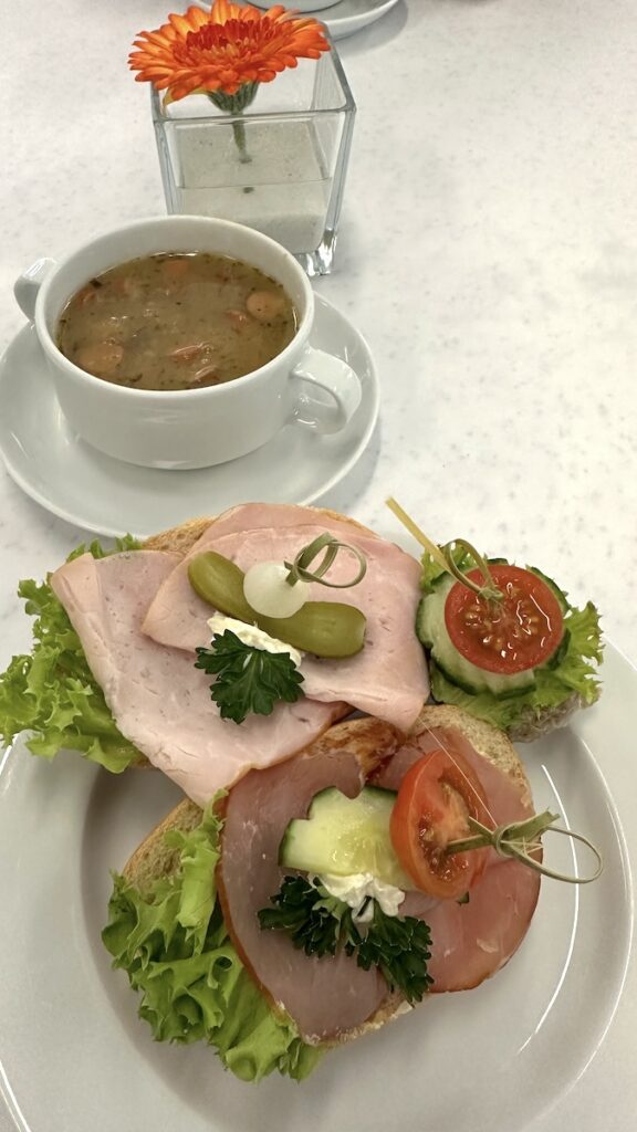 Suppe und belegte Brötchen