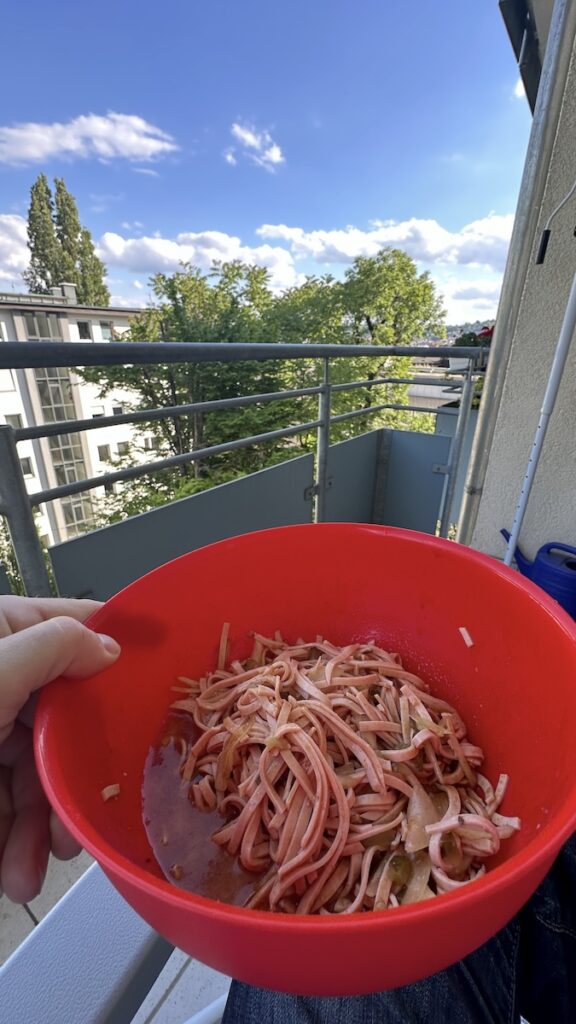 Wurstsalat auf dem Balkon